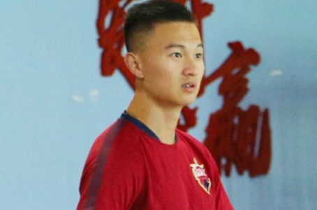 搜狐体育直播:深圳佳兆业球员祖鹏超在跟华夏冬训